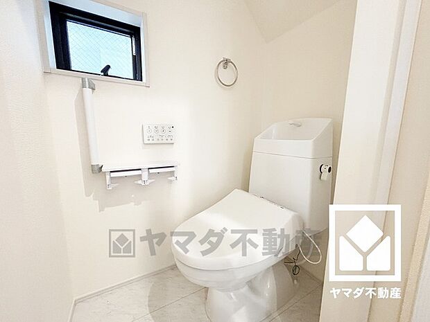 明るく清潔感溢れるトイレです。2連トイレットペーパーホルダーなのでお取替えの手間が軽減できます。