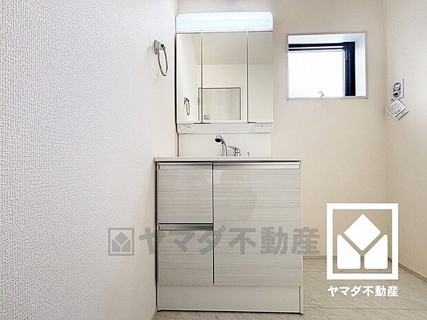 収納付きでスッキリお使い頂ける3面鏡の洗面台です。洗面ボウルが広めなので、忙しい朝でも身支度がしやすく時短になります。