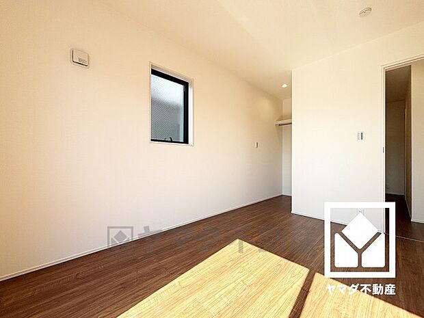 約6帖の西側洋室です。2面採光の窓からは明るい光が降り注ぎます。柔らかな光が差し込む洋室で、快適で落ち着いた生活をお送りいただけます。