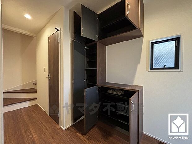 玄関にはシューズボックスを完備。家族の靴もしっかり収納できるので、玄関がいつも片付き、気持ちよくお客様を迎えられます。