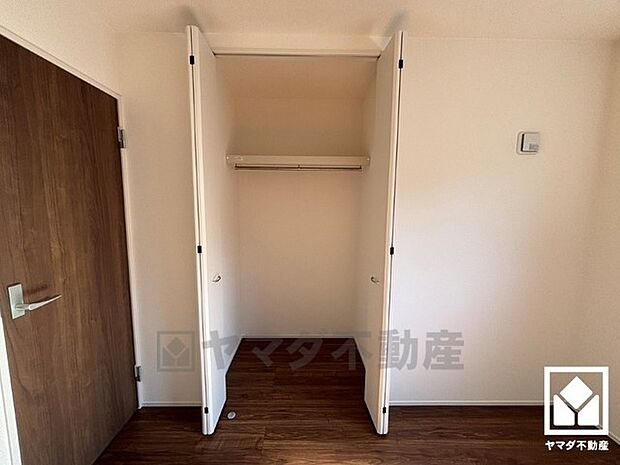 新たに家具を買わなくても良いので、ハンガーパイプ付きのクローゼットは嬉しいですね。