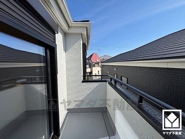 南向きバルコニーで陽当たり、風通し良好。バルコニーが2か所ございますので、お洗濯物をたっぷりと干すことができます。