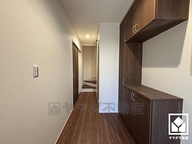 シンプルで洗練された玄関スペース。帰るたびにホッとできる、心地よい住まいの入り口。