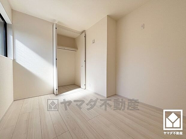 約5.675帖の洋室です。全居室フローリングでお掃除ラクラクです。