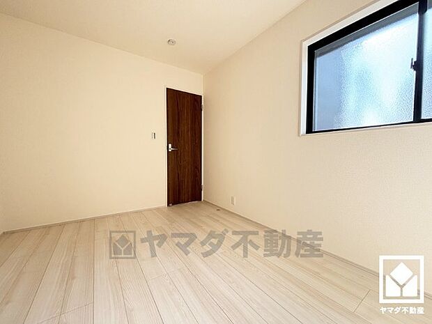 納戸を含め、全室に窓がございます。明るい陽光がたっぷり差し込む心地よい生活空間です。