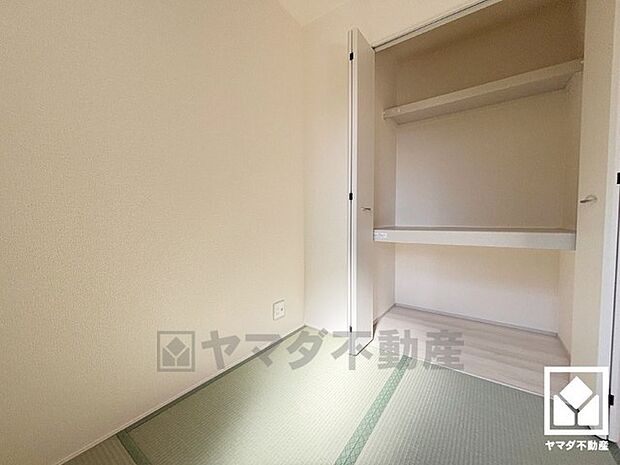 押入にはお客様用の座布団なども収納可能です。
