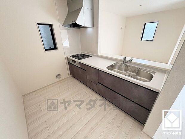 カウンターキッチンなので配膳や片付けがしやすく、お料理中でもお子様の様子が分かって安心です。キッチン横には窓がございますので、昼間は手元が明るく、お料理がはかどります。