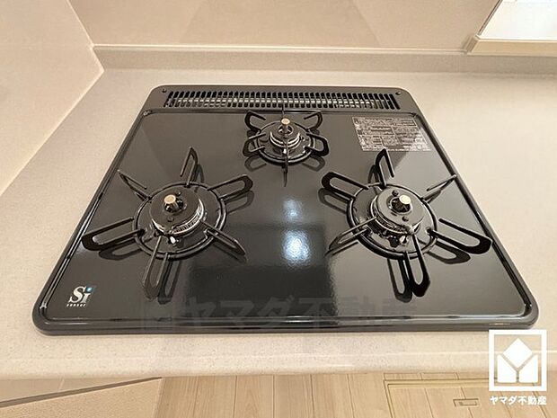 毎日の料理がもっとスムーズに。便利な3口コンロ付きキッチン。