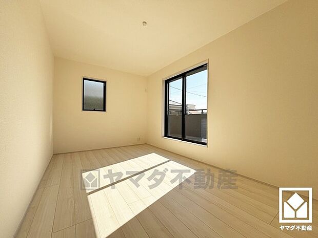 約7.5帖の洋室です。バルコニーにつながるお部屋で、通風・陽当たり良好。