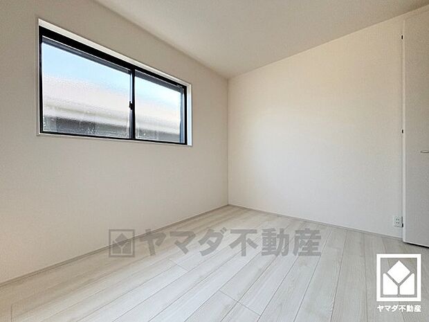 大きな窓からは明るい光が降り注ぎます。柔らかな光が差し込む洋室で、快適で落ち着いた生活をお送りいただけます。