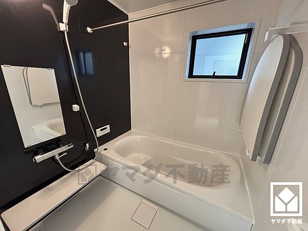 1日の疲れを癒す浴室でゆったりリフレッシュ。小窓が付いているので明るく、こもりがちな湿気もすぐ取り除くことができます。