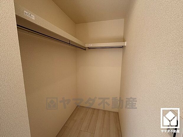 収納力豊富なウォークインクローゼット付き。お洋服はもちろん、スーツケースなどの大物もしっかり収納できます。