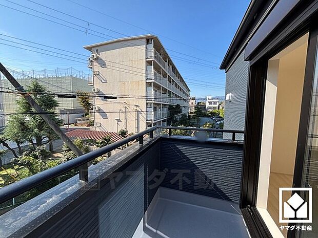 南向きバルコニーで陽当たり、風通し良好。たっぷりの洗濯物も気持ちよく乾きます。