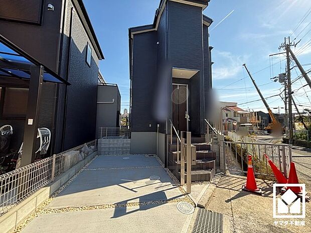 駐車スペース確保。玄関のそばで荷物の上げ下ろしができるので便利です。