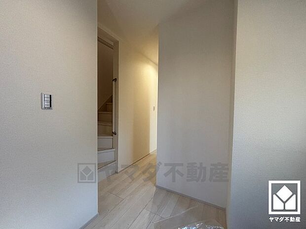 シンプルで洗練された玄関スペース。帰るたびにホッとできる、心地よい住まいの入り口。