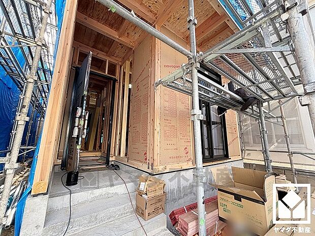 収納力豊富なウォークインクローゼット付き。お洋服はもちろん、スーツケースなどの大物や趣味の道具もしっかり収納できます。