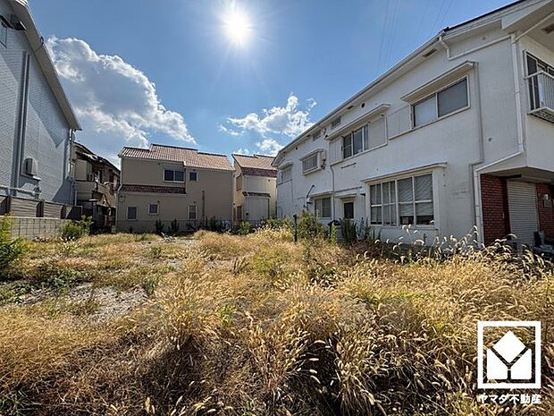 「ファミリーマート尼崎塚口町」まで徒歩3分、「関西スーパー稲野店」まで徒歩8分など、お買い物施設が徒歩圏内に複数あり便利な住環境です。