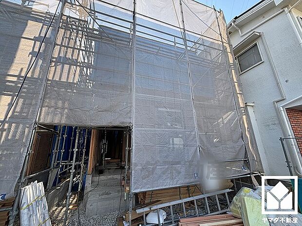 ユニークな遊具や豊かな植栽が特徴の「松ヶ本公園」や、高いフェンスで囲まれた広場のある「椀田公園」など、徒歩圏内に複数の公園があり、子育て世帯の方にもお勧めです。