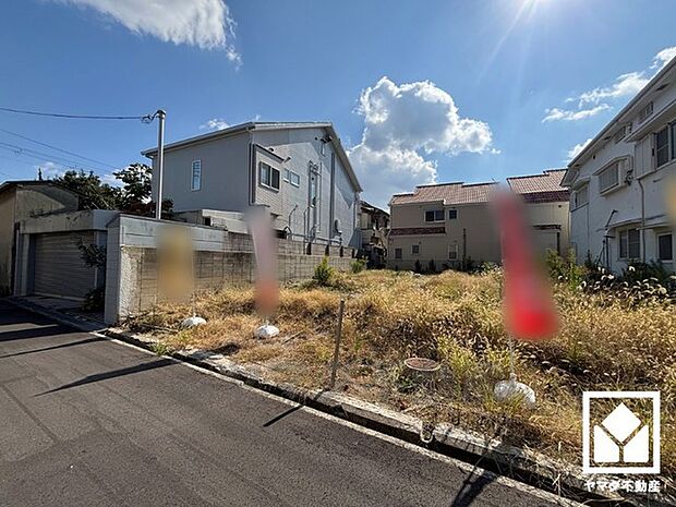 キッチンはカウンター付きの対面式。配膳や片付けがしやすく、お料理中でもお子様の様子が分かって安心です。