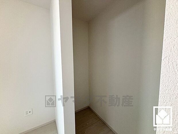 収納力豊富なウォークインクローゼット付き。お洋服はもちろん、スーツケースなどの大物もしっかり収納できます。