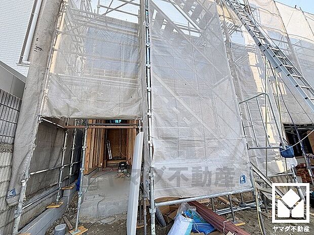 ユニークな遊具や豊かな植栽が特徴の「松ヶ本公園」や、高いフェンスで囲まれた広場のある「椀田公園」など、徒歩圏内に複数の公園があり、子育て世帯の方にもお勧めです。