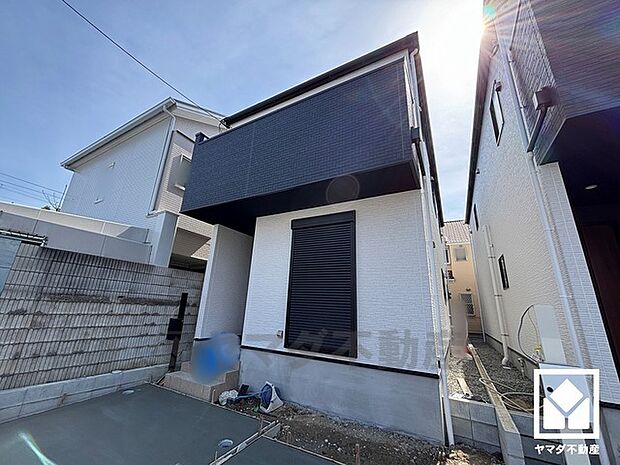 阪急電鉄伊丹線「塚口」駅まで徒歩約13分、阪急電鉄神戸線「塚口」駅まで徒歩約14分の立地。3沿線利用可能で、毎日の通勤・通学だけでなく、休日のお出かけまで利便性に優れています。