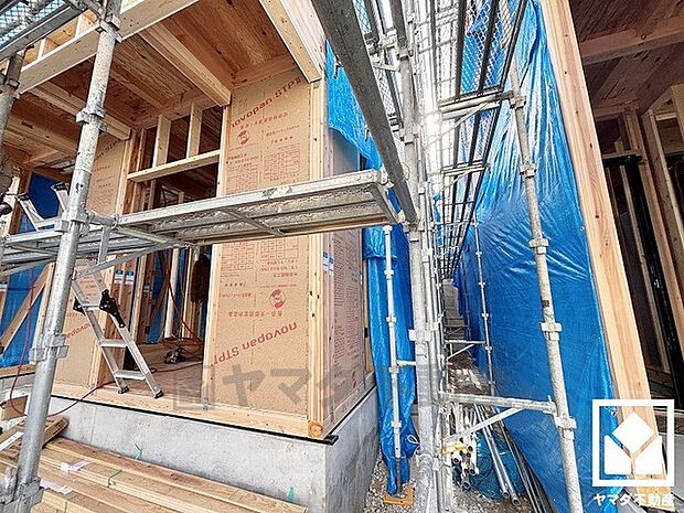 北側には県道606号線が通っています。南側には下道で5分程度の距離に名神高速道路・尼崎インターチェンジがあり、車での移動もしやすい立地です。