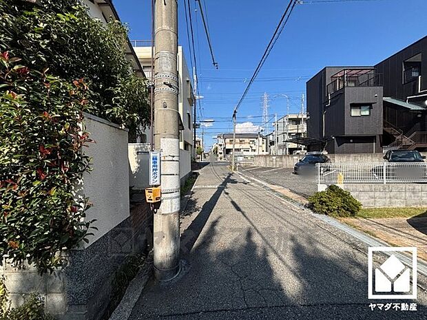 阪急電鉄伊丹線・神戸線「塚口」駅まで徒歩約13分、JR福知山線「猪名寺」駅まで徒歩約26分の立地。