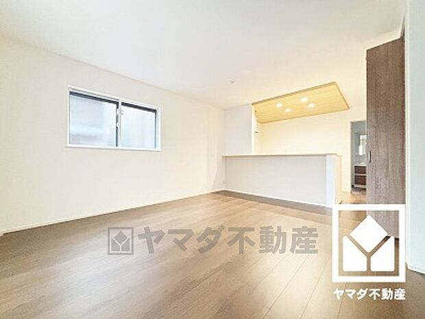 広々17.4帖のLDKが魅力。家族全員がリラックスできる、ゆったりとした快適リビングで温かい団らんの時間を。