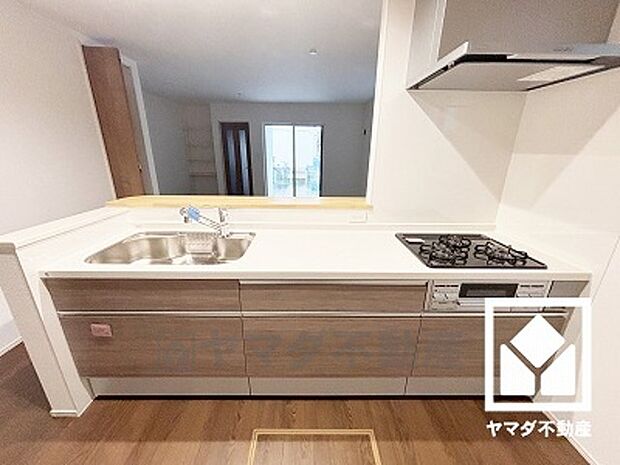 カウンターキッチンなので配膳や片付けがしやすく、お料理中でもお子様の様子が分かって安心です。人工大理石天板でお手入れもラクラクです。