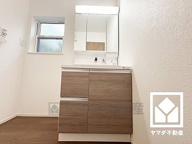 収納付きでスッキリお使い頂ける3面鏡の洗面台です。洗面ボウルが広めなので、忙しい朝でも身支度がしやすく時短になります。