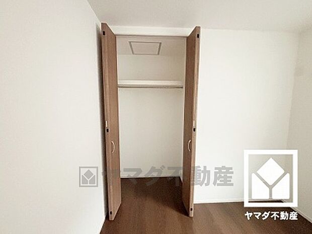 クローゼットは奥行きがあるので、収納力も申し分ありません。