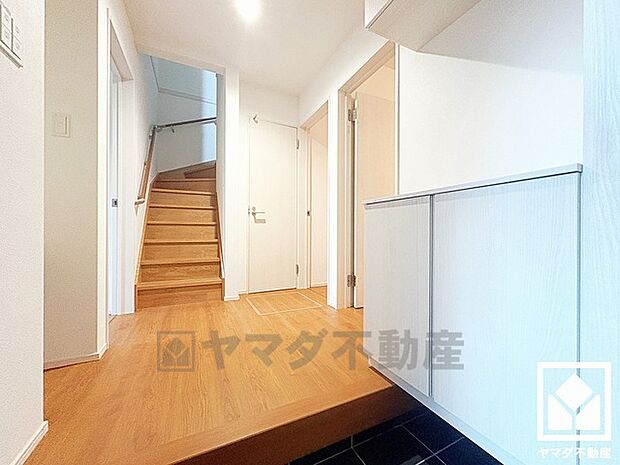 シンプルで洗練された玄関スペース。帰るたびにホッとできる、心地よい住まいの入り口。