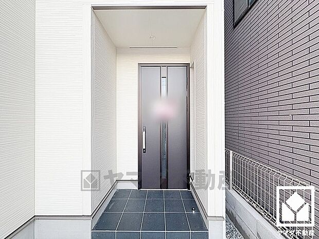 ドアの窓から光が差し込み、外出時にも帰宅時にも、明るい気持ちになれる玄関です。