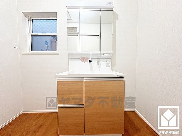 収納付きでスッキリお使い頂ける3面鏡の洗面台です。洗面ボウルが広めなので、忙しい朝でも身支度がしやすく時短になります。