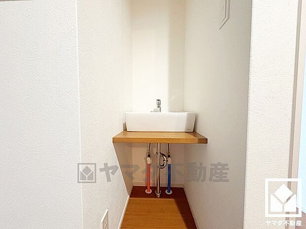1階の玄関脇にも洗面台が設置されており、帰宅後すぐに手を洗えて衛生的です。