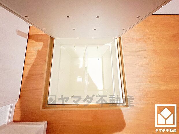 1階廊下に床下収納があり、日用品のストックなどもスッキリ収納できます。