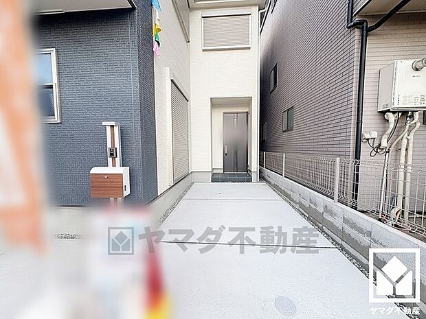 駐車スペース確保。玄関のそばで荷物の上げ下ろしができるので便利です。