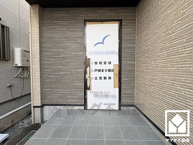 シンプルで洗練された玄関デザイン。帰るたびにホッとできる、心地よい住まいの入り口。