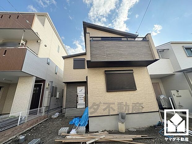 キッチン横にはパントリーがございます。まとめ買いしても心配要らずの収納力です。