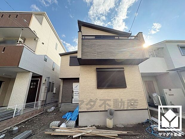 キッチンは床下収納もございます。災害時の非常食や食料品のストックなどを保存できます。