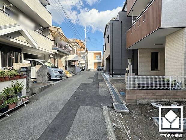 JR東海道本線「立花」駅まで徒歩約18分、阪急電鉄神戸線「塚口」駅まで徒歩約21分、JR福知山線「塚口」駅まで徒歩約29分の立地。
