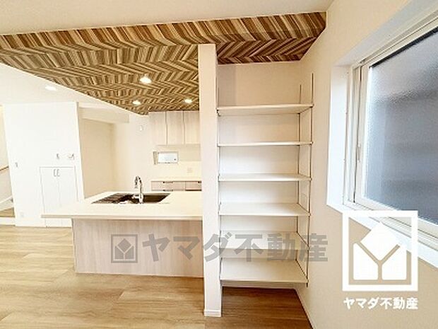 パントリーやリビング・階段下収納など収納スペースが多数あり、住空間を広々お使いいただけます。