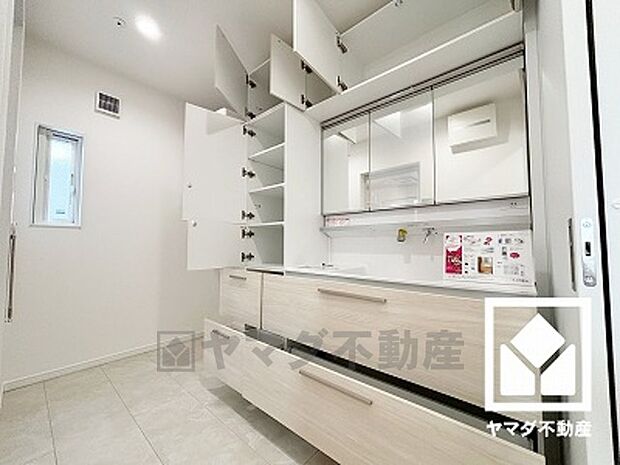 バスタオルやパジャマ、洗剤等のストックも収納できるので、洗面室をすっきり清潔に保つことができそうです。