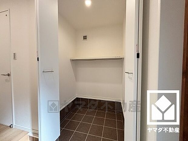 玄関に土間収納を完備。ベビーカーやアウトドア用品もすっきり収まり、いつでも整った空間に。