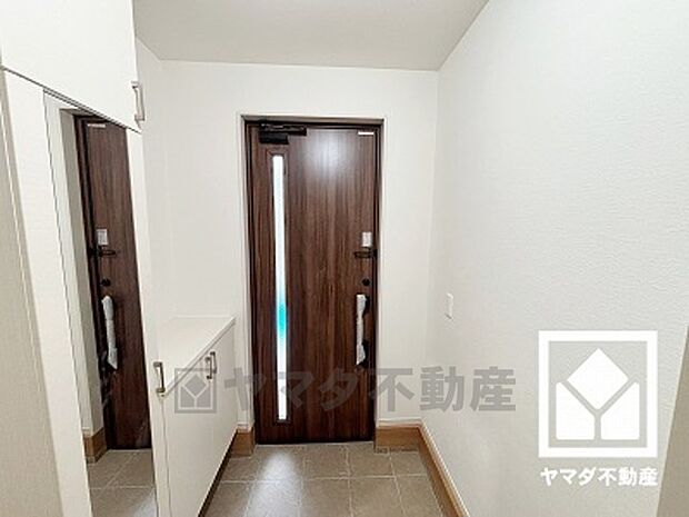 ドアの窓から光が差し込み、外出時にも帰宅時にも、明るい気持ちになれる玄関です。