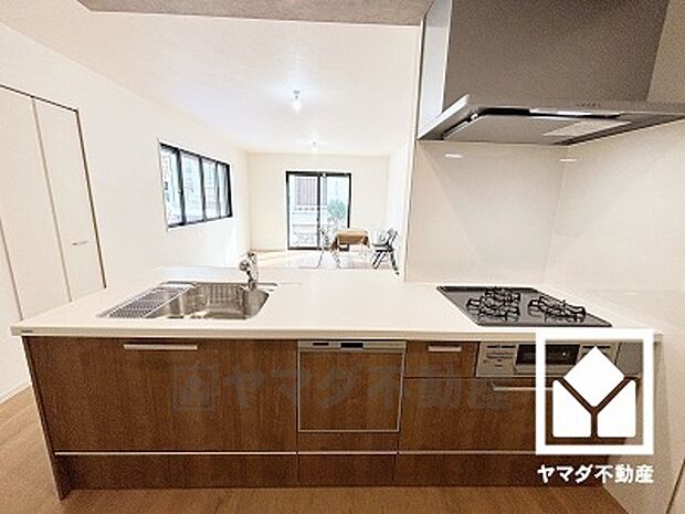 対面式のフラットキッチンなので配膳や片付けがしやすく、お料理中でもお子様の様子が分かって安心です。