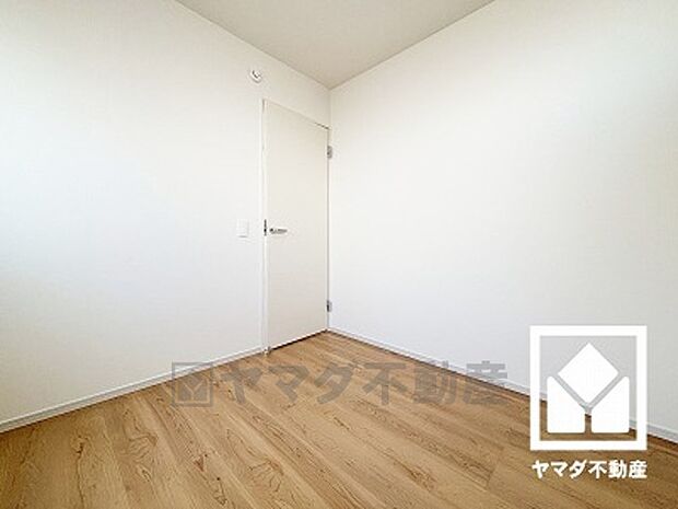 約4.5帖の2階北側洋室です。お子様のお部屋などにも丁度良い広さです。