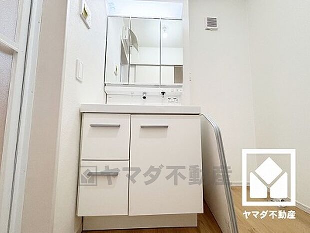 収納付きでスッキリお使い頂ける3面鏡の洗面台です。洗面ボウルが広めなので、忙しい朝でも身支度がしやすく時短になります。