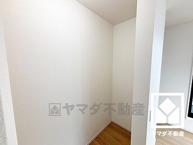 収納力豊富なウォークインクローゼット付き。お洋服はもちろん、スーツケースなどの大物もしっかり収納できます。